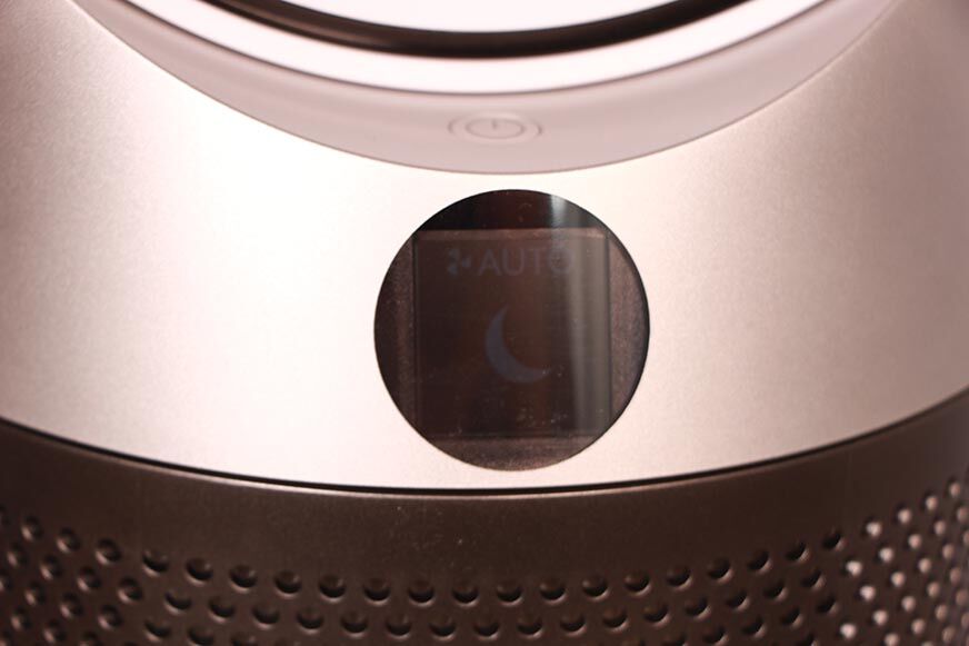 Das gedimmte Display des Dyson Purifier Cool Autoreact TP7A Luftreinigers im Nachtmodus